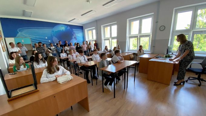 Učitelka popisuje nadcházející ročník pro studenty 7. a 8. ročníku školy Tadeusz Gajcy č. 58 v Targowku ve Varšavě.