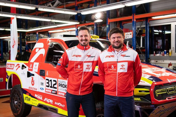 Martin Prokop (vpravo) a Viktor Chytka s Fordem Raptor před Rallye Dakar 2021.