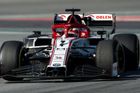 Pouze čtvrtek nečekaně ovládl veterán Kimi Räikkönen v Alfě Romeo. Svérázný Fin měl také třetí nejlepší čas celých testů.