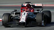 Pouze čtvrtek nečekaně ovládl veterán Kimi Räikkönen v Alfě Romeo. Svérázný Fin měl také třetí nejlepší čas celých testů.