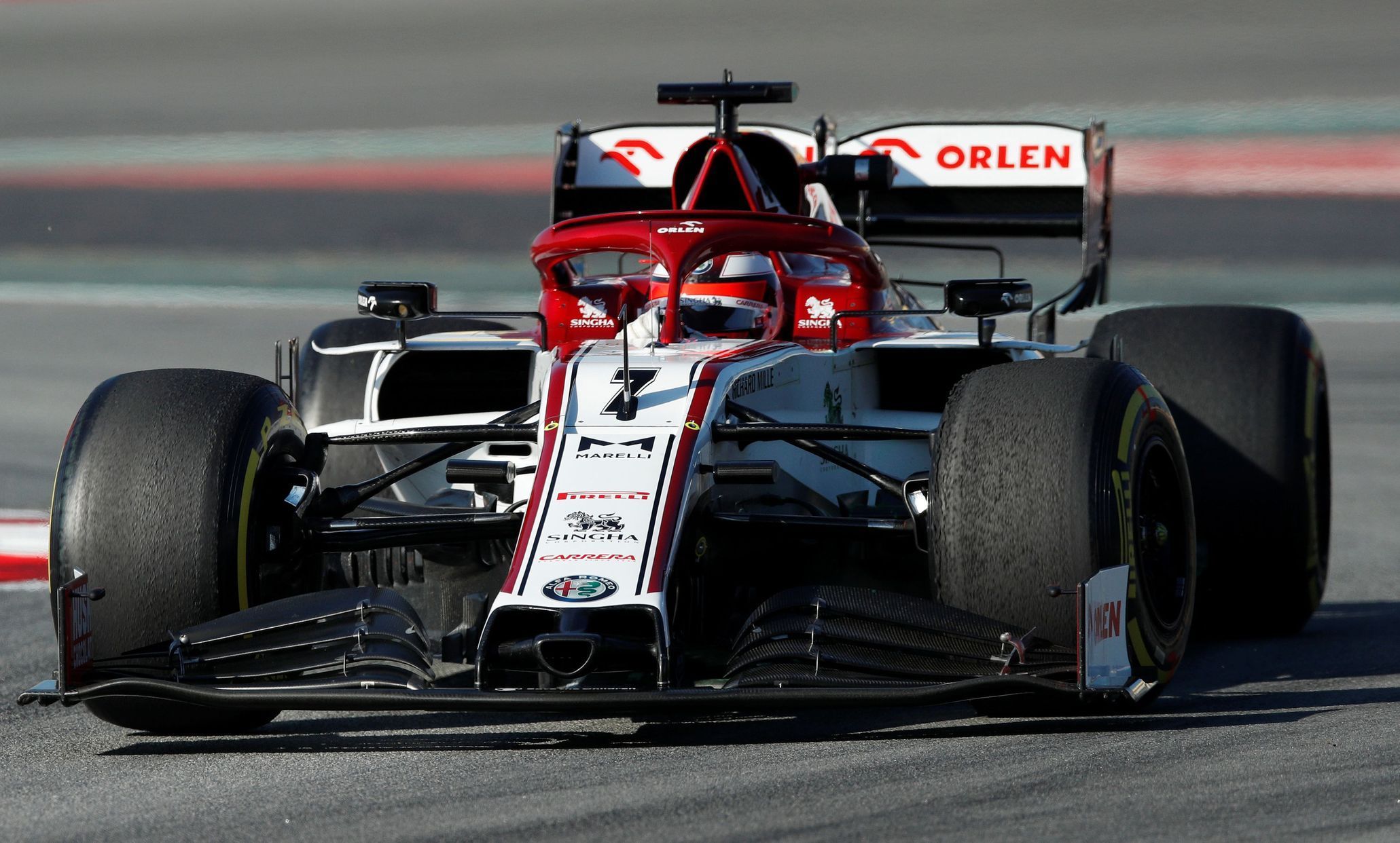 Kimi Räikkönen v Alfě Romeo při prvních testech F1 v Barceloně 2020