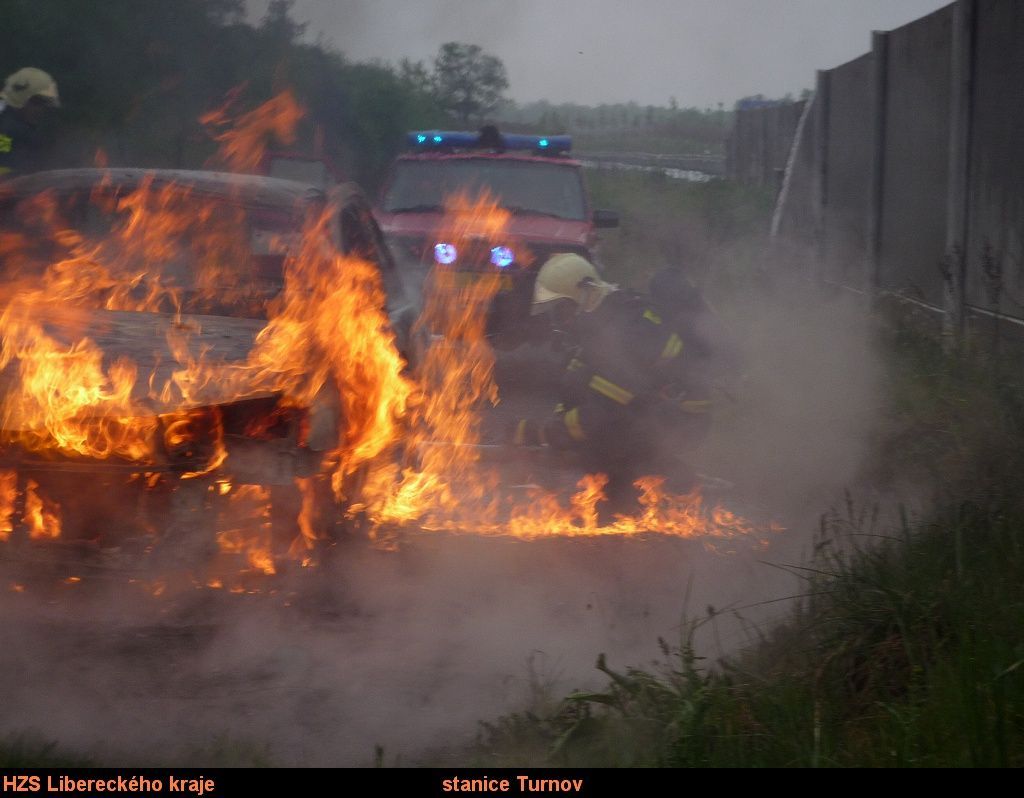 Hasiči našli v autě ohořelou mrtvolu