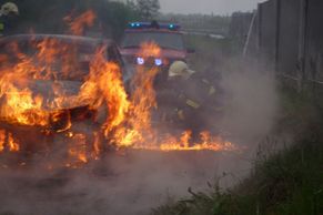 Turnovští hasiči našli v autě ohořelou mrtvolu