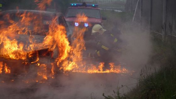 Turnovští hasiči našli v autě ohořelou mrtvolu