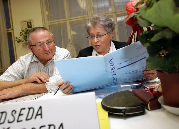 Volební komise v sokolovně Radotín měla dost volného času - třeba na studium volebního zákona.