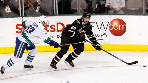 Hokej, NHL, Dallas - Vancouver: Jaromír Jágr (vpravo) - Henrik Sedin
