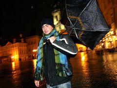 Noční vichřice v centru Prahy. Turisté prchali před větrem do nejbližších hospůdek.