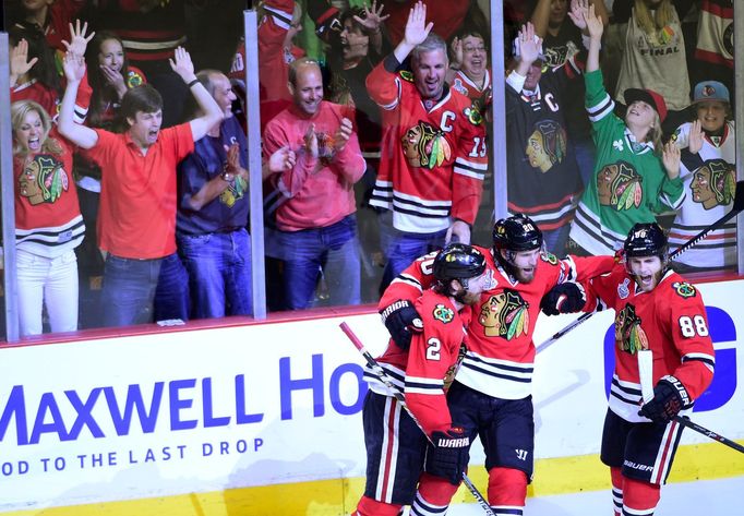 Duncan Keith se raduje se spoluhráči z gólu v šestém finále Stanley Cupu 2015.