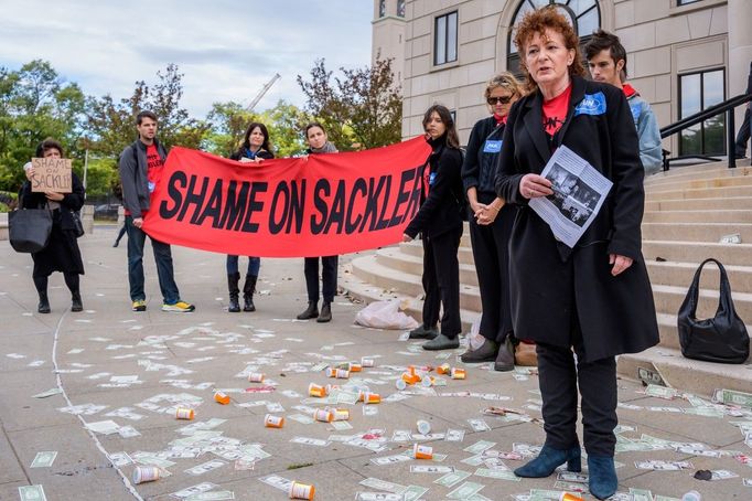 Nan Goldinová na protestu proti rodině Sacklerových v roce 2019.