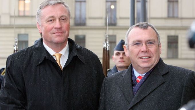 Mirek Topolánek a Alfred Gusenbauer před Strakovou akademií