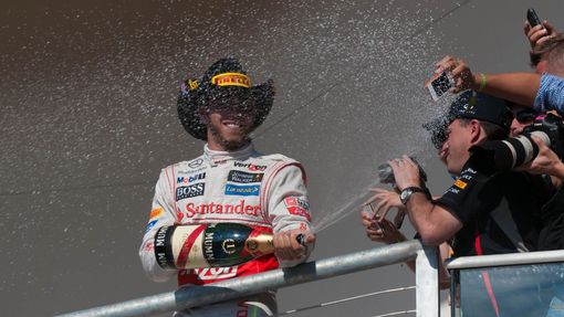 Lewis Hamilton v klobouku oslavoval jako pravý texaský kovboj.
