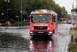 Voda komplikovala práci také zasahujícím hasičům. "Do několika hasičských stanic nám natekla voda, což ovlivňuje naše síly," napsali berlínští hasiči na Twitter.