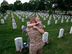 Monica McNealová hledá útěchu u člena amerického námořnictva. Její devatenáctiletý syn Eric Ward přišel v Afghánistánu o život, pochován byl zde, na Arlingtonském národním hřbitově. 27. květen 2010.