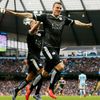 Robert Huth z Leicesteru slaví třetí gól v síti Manchesteru City