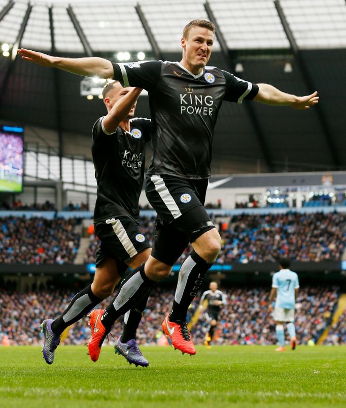 Robert Huth z Leicesteru slaví třetí gól v síti Manchesteru City