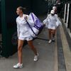 Karolína Plíšková a Ashleigh Bartyová ve finále Wimbledonu 2021
