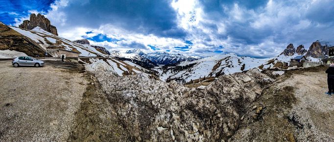 Passo di Sella - vrcholové panoráma. Sella byla nejvíc malebné stoupání ze všech. A taky nejmrazivější.