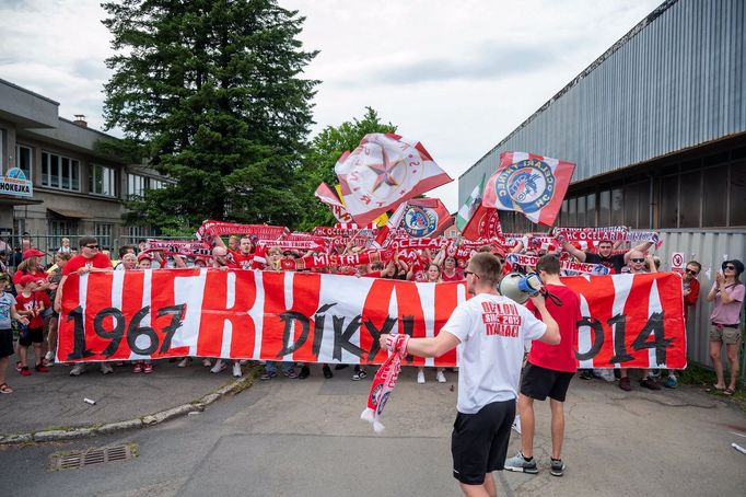 Třinečtí fanoušci při loučení se starou Werk Arenou