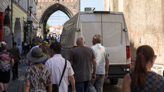 Stání pod Karlovým mostem i "garáž" v divadle. Parkování v centru Prahy obrazem