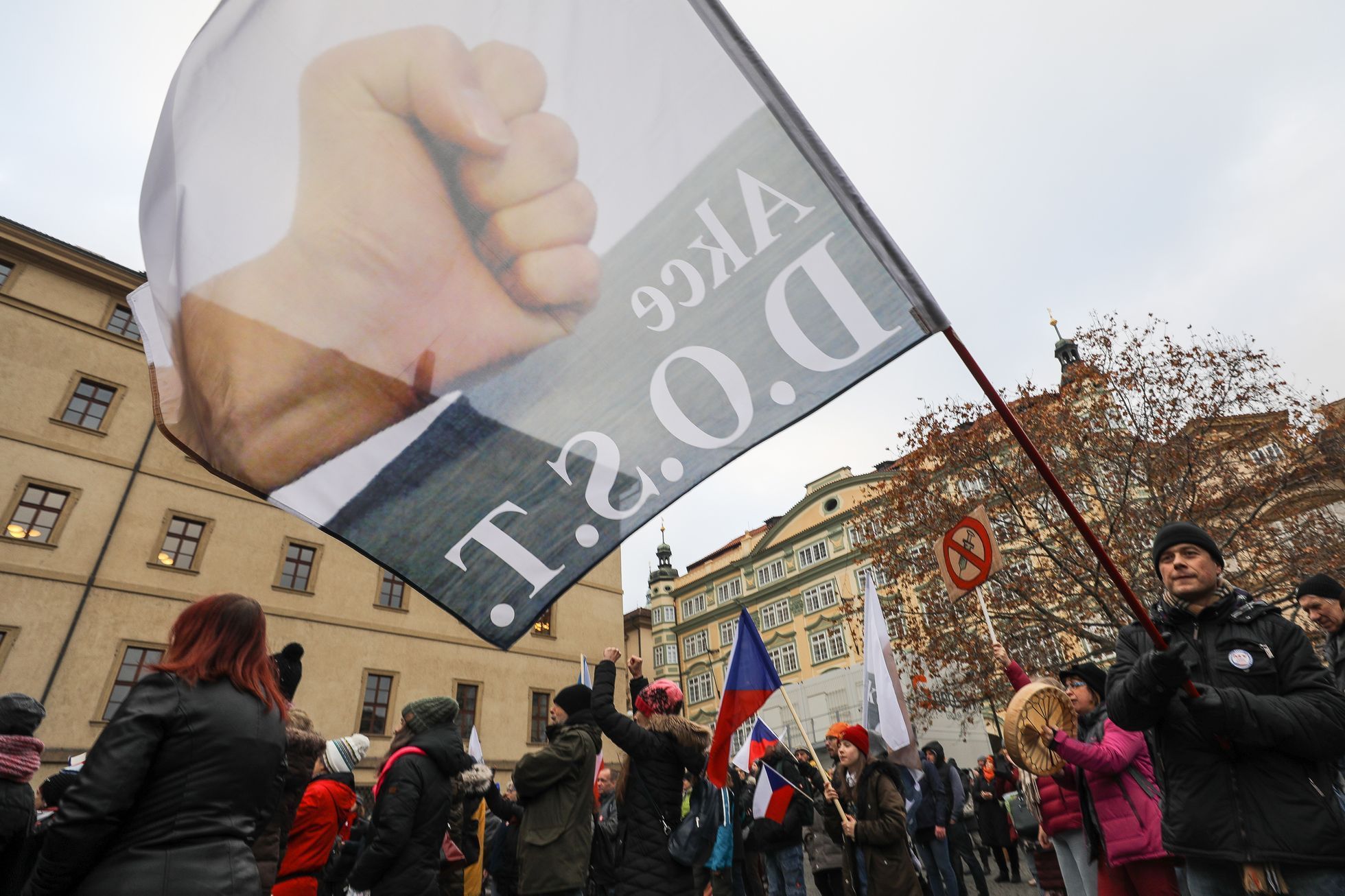 Demonstrace, protest proti povinnému očkování, Chcípl PES, koronavirus, antivax, demonstrant
