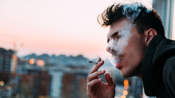 Rusové od října nesmějí kouřit na balkónech. Zákaz nežádali lékaři, ale hasiči