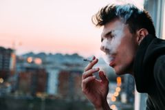 Rusové od října nesmějí kouřit na balkónech. Zákaz nežádali lékaři, ale hasiči