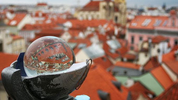 Slunoměr je jako čočka: soustřeďuje sluneční paprsky do jednoho místa, které se propálí, když slunce svítí, nebo zůstane netknuté, když je zammračeno.