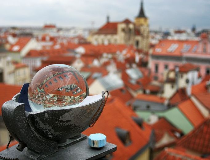 Slunoměr je jako čočka: soustřeďuje sluneční paprsky do jednoho místa, které se propálí, když slunce svítí, nebo zůstane netknuté, když je zammračeno.