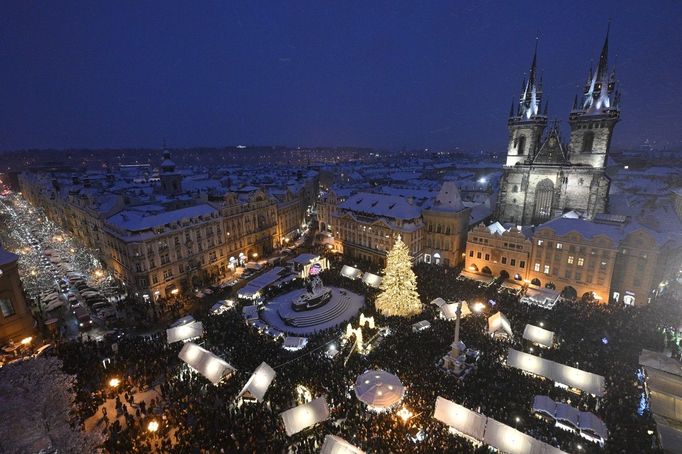 Pohled na vánoční strom v Praze na Staroměstském náměstí. 2. 12. 2023