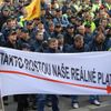 Demonstrace policistů a hasičů před ministerstvem vnitra
