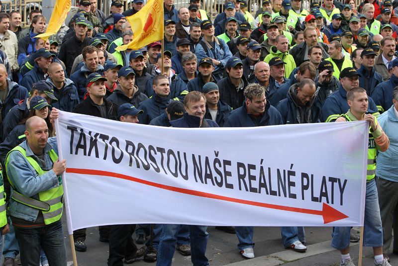Demonstrace policistů a hasičů před ministerstvem vnitra