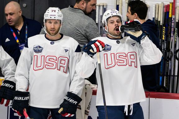 Vlevo obránce Jaccob Slavin, vpravo střelec Auston Matthews. Oba jsou mistři svého oboru, globální celebritou je ale jen ten druhý.