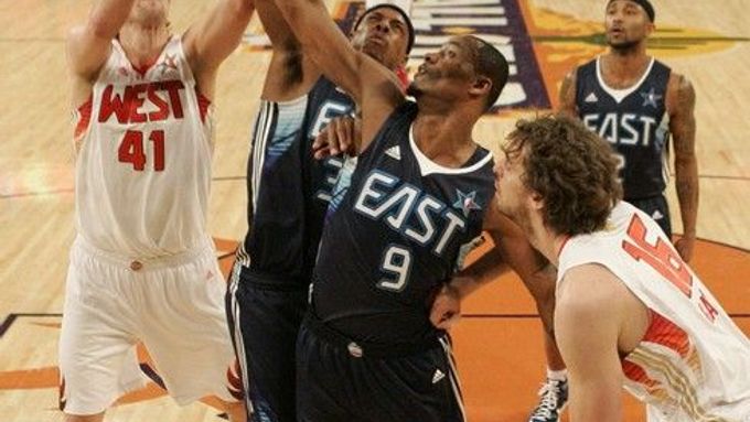 Utkání hvězd NBA:  O´Neal s Bryantem dovedli Západ k výhře