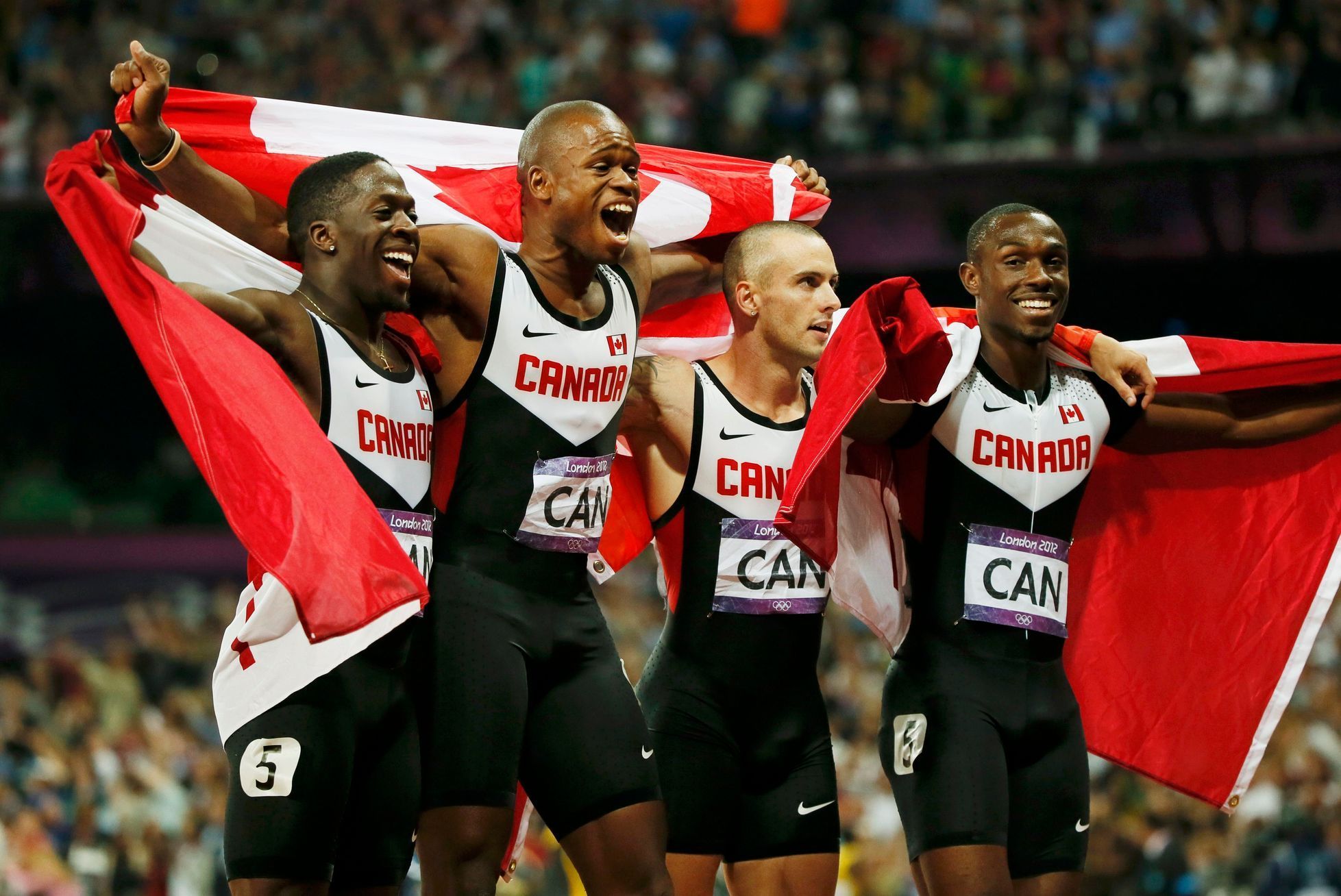 Kanadští sprinteři jsou smutní po diskvalifikaci ve finále štafety 4x100 metrů na OH 2012 v Londýně.