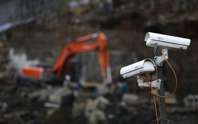 Security cameras are seen on a construction site at the "Sanki" sliding center in Rosa Khutor, a venue for the Sochi 2014 Winter Olympics near Sochi February 15, 2013. Although many complexes and venues in the Black Sea resort of Sochi mostly resemble building sites that are still under construction, there is nothing to suggest any concern over readiness. Construction will be completed by August 2013 according to organizers. The Sochi 2014 Winter Olympics opens on February 7, 2014. REUTERS/Kai Pfaffenbach (RUSSIA - Tags: BUSINESS CONSTRUCTION ENVIRONMENT SPORT OLYMPICS) Published: Úno. 15, 2013, 3:44 odp.