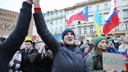 Záběry z pražské demonstrace na Václavském náměstí na podporu napadené Ukrajině.