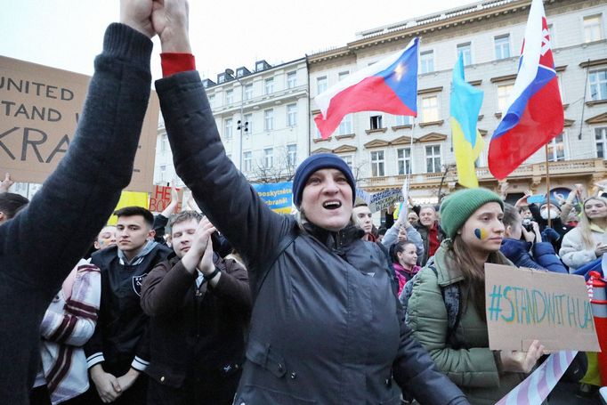 Záběry z pražské demonstrace na Václavském náměstí na podporu napadené Ukrajině.