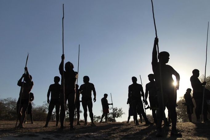 Yawalapiti men stand with their spears on the bank of the Tuatuari River as they prepare to fish to feed the guests of this year's 'quarup,' a ritual held over several days to honour in death a person of great importance to them, in the Xingu National Park, Mato Grosso State, August 15, 2012. This year the Yawalapiti tribe honoured two people - a Yawalapiti Indian who they consider a great leader, and Darcy Ribeiro, a well-known author, anthropologist and politician known for focusing on the relationship between native peoples and education in Brazil. Picture taken August 15, 2012. REUTERS/Ueslei Marcelino (BRAZIL - Tags: ENVIRONMENT SOCIETY) FOR EDITORIAL USE ONLY. NOT FOR SALE FOR MARKETING OR ADVERTISING CAMPAIGNS. ATTENTION EDITORS - PICTURE 03 OF 37 FOR THE PACKAGE 'THE YAWALAPITI QUARUP RITUAL' Published: Srp. 29, 2012, 10:20 dop.