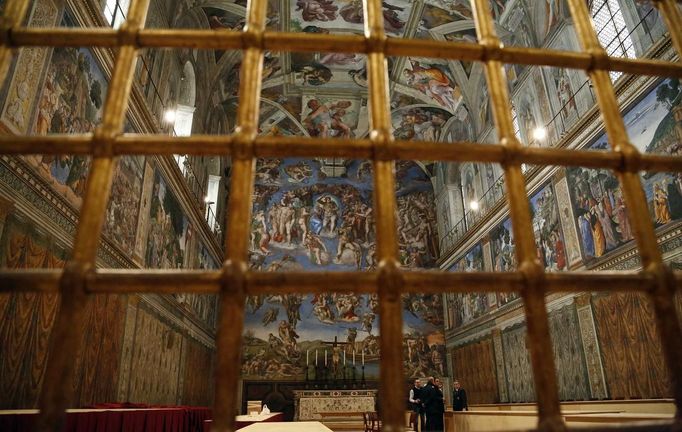 The Sistine Chapel is pictured at the Vatican March 9, 2013. The conclave begins on Tuesday, with the sequestered cardinals using the chimney to tell the outside world whether or not they have chosen a new leader - black smoke signifying no decision and white smoke announcing a new pontiff. REUTERS/Stefano Rellandini (VATICAN - Tags: RELIGION) Published: Bře. 9, 2013, 12:25 odp.