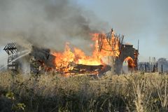 Příčinu požáru v ateliérech na Barrandově určí experti, oheň byl vidět na kilometry daleko