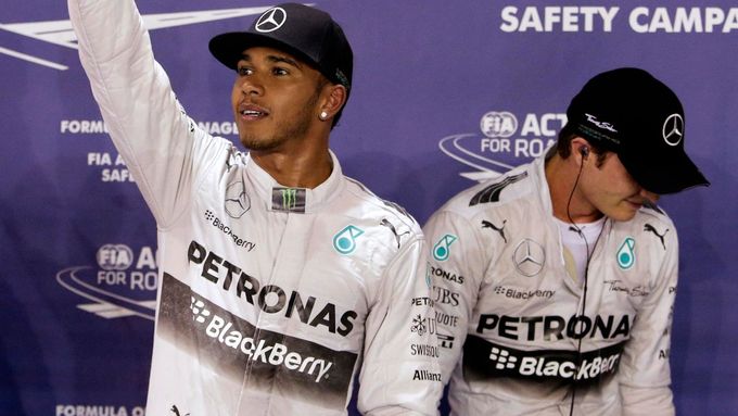 Zatímco Lewis Hamilton mával divákům, Nico Rosberg koukal raději na zem.