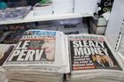 Titulní strany deníků New York Daily News a New York Post ve stáncích v New Yorku - 15. května 2011.