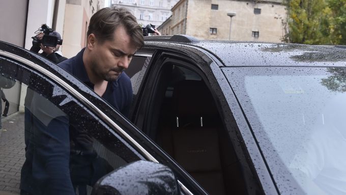Lobbista Marek Dalík opouští po dvou a půl roce 18. listopadu 2019 vězení ve Znojmě, v němž byl za podvod při nákupu obrněných transportérů Pandur.
