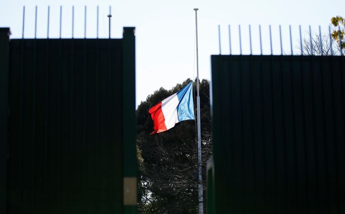 Francouzská vlajka na půl žerdi v rezidenci francouzského velvyslance v Japonsku v Tokiu.