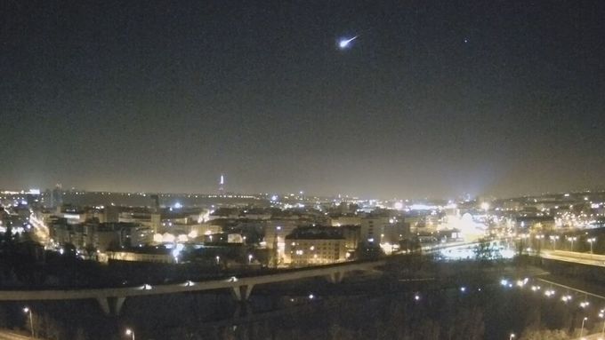 Padající meteor nad Prahou