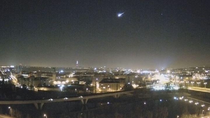 Kamera zachytila přelet jasného meteoru nad Prahou