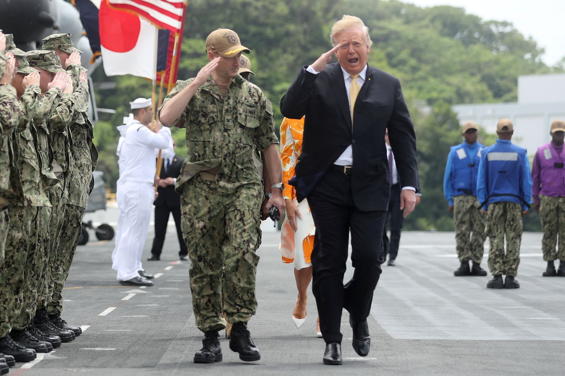 Donald Trump s americkými vojáky v Japonsku.