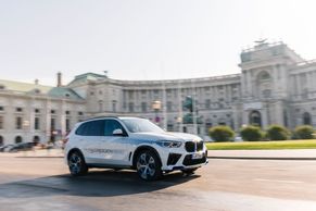 Za volantem BMW iX5 Hydrogen. Hledáme vodíkového Super Maria, přiznávají jeho tvůrci