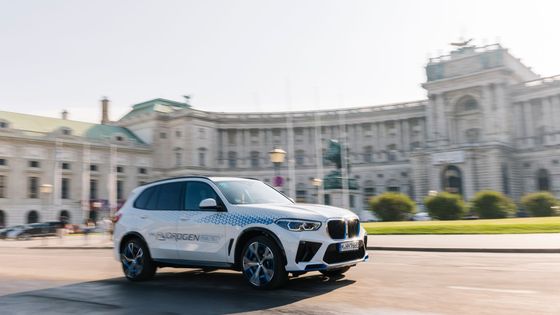 Za volantem BMW iX5 Hydrogen. Hledáme vodíkového Super Maria, přiznávají jeho tvůrci