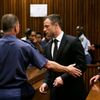 Oscara Pistoriuse odvádějí do cely
